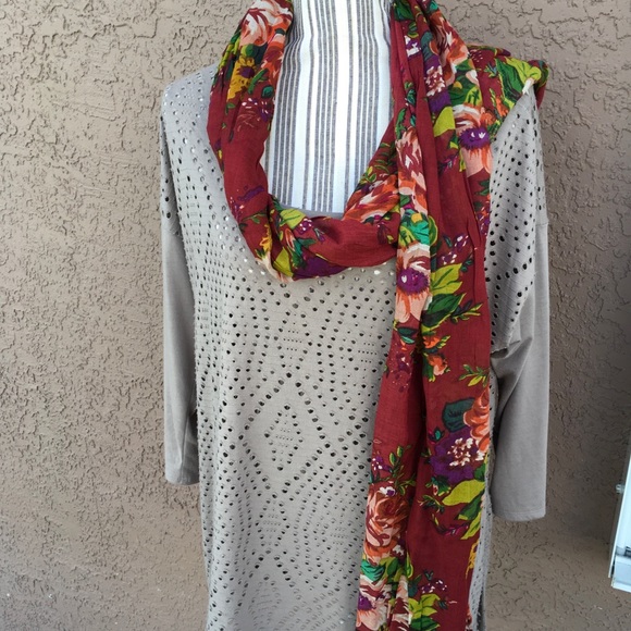 Scarf red & green with 4 different ways how to wear - Picture 6 of 8